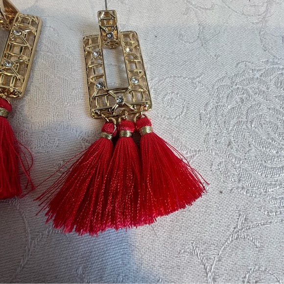 Lilly Pulitzer Earring’s Island Vibe Gold Lattice Door knocker
Ruby Red Tassel - Picture 3 of 6
